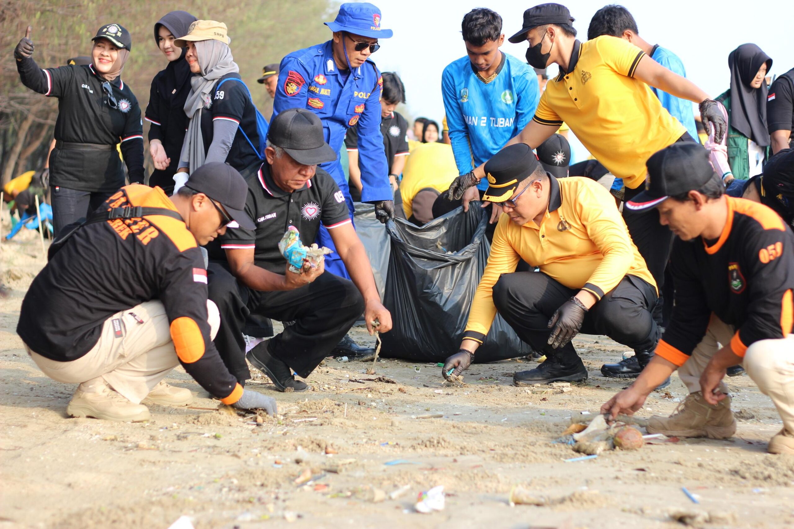 Mbminvestigasi.com | Polresta Tuban Gandeng Pesilat dan Pelajar Hijaukan Pantai Cemara, Sumbang Oksigen untuk Masa Depan