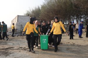 Mbminvestigasi.com | Polresta Tuban Gandeng Pesilat dan Pelajar Hijaukan Pantai Cemara, Sumbang Oksigen untuk Masa Depan