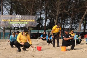 Mbminvestigasi.com | Polresta Tuban Gandeng Pesilat dan Pelajar Hijaukan Pantai Cemara, Sumbang Oksigen untuk Masa Depan