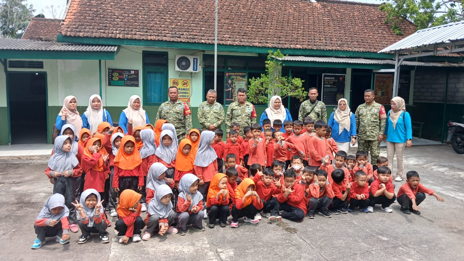 Mbminvestigasi.com | Koramil 17/Wonosegoro Diserbu 65 Anak TK, Kenalkan Serunya Profesi Prajurit TNI AD Sejak Dini Mbminvestigasi.com | Koramil 17/Wonosegoro Diserbu 65 Anak TK, Kenalkan Serunya Profesi Prajurit TNI AD Sejak Dini