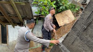 Mbminvestigasi.com | Gerak Cepat Polres Lumajang Bantu Bersihkan Permukiman Terdampak Longsor di Pronojiwo