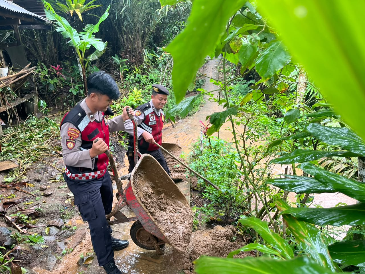 Mbminvestigasi.com | Gerak Cepat Polres Lumajang Bantu Bersihkan Permukiman Terdampak Longsor di Pronojiwo Mbminvestigasi.com | Gerak Cepat Polres Lumajang Bantu Bersihkan Permukiman Terdampak Longsor di Pronojiwo